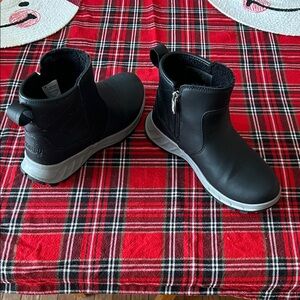 Khombu Women’s Black and Gray Boots